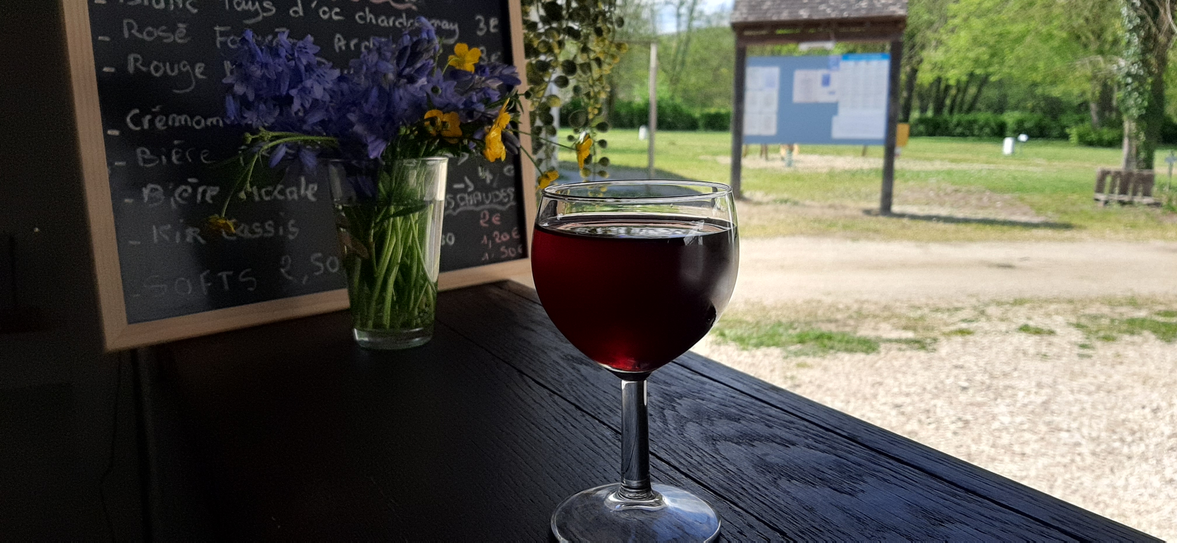 Photo d'un verre de vin rouge